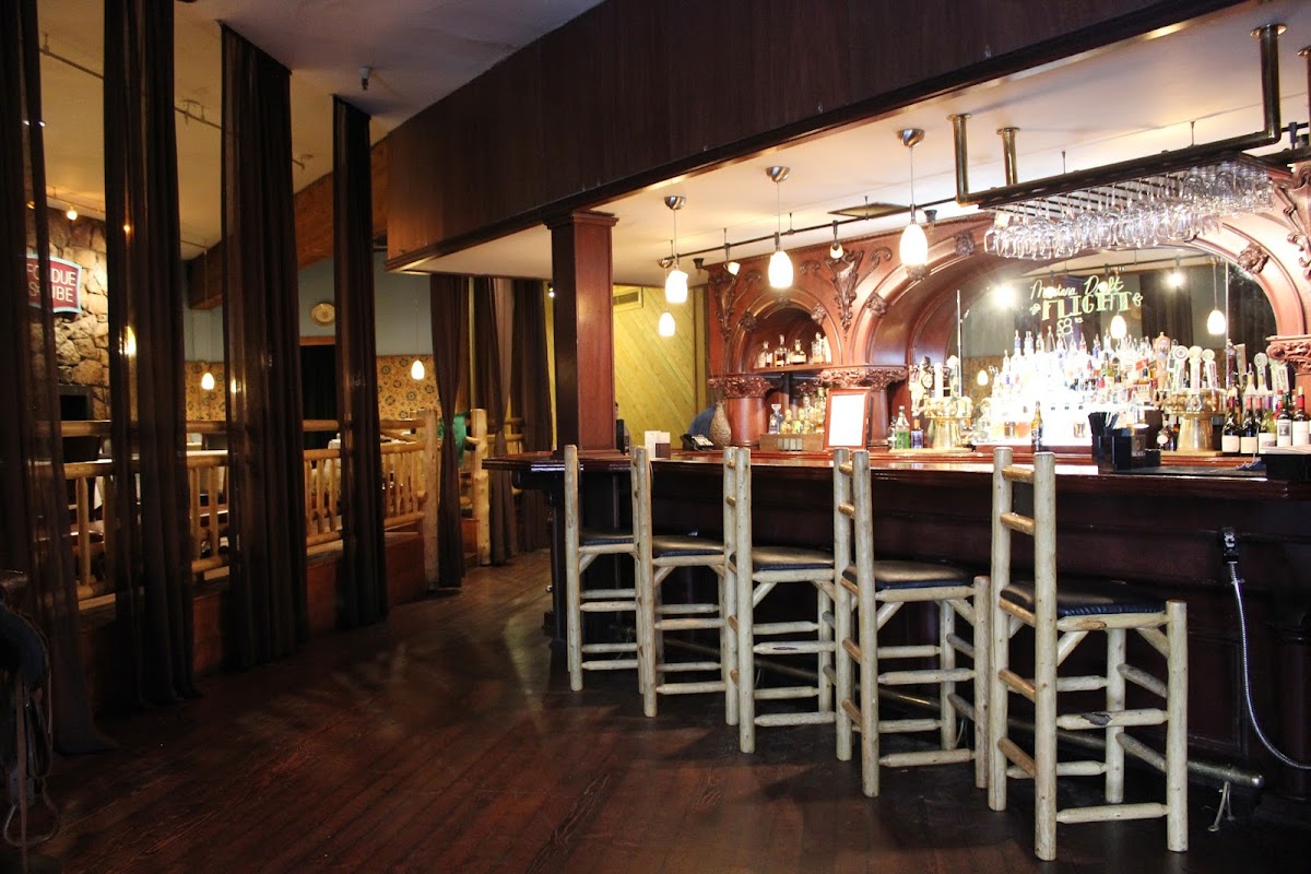 Chet's Bar And Grill
